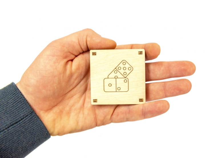 Drewniana gra podróżna Szachy domino w ręku.jpg