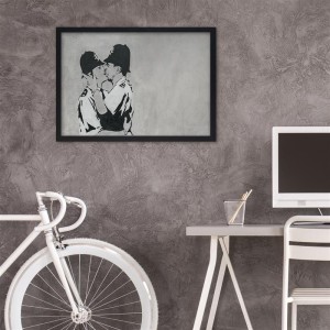 pol_pl_Plakat-ozdobny-w-ramie-czarnej-Banksy-graffiti-pocalunek-policjantow-83515_3.jpg