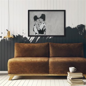 pol_pl_Plakat-ozdobny-w-ramie-czarnej-Banksy-graffiti-pocalunek-policjantow-83515_4.jpg