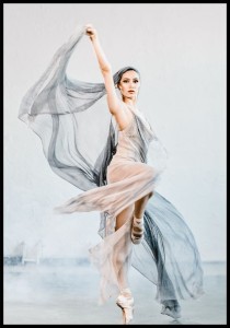 Delikatna-fotografia-zwiewnej-baletnicy-uchwyconej-podczas-tanca..jpg