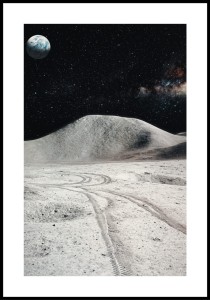 Plakat-ze-zdjeciem-powierzchni-ksiezyca-w-odcieniach-szarosci.-Fotografia-z-bialym-marginesem-dookola..jpg