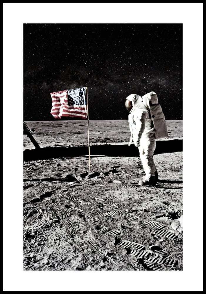 Fotografia-astronauty-stojacego-na-powierzchni-ksiezyca-przy-fladze-Stanow-Zjednoczonych.-Plakat-z-bialym-marignesem-dookola..jpg