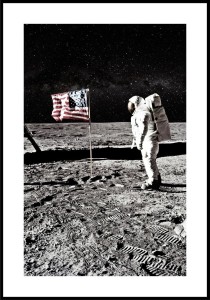 Fotografia-astronauty-stojacego-na-powierzchni-ksiezyca-przy-fladze-Stanow-Zjednoczonych.-Plakat-z-bialym-marignesem-dookola..jpg