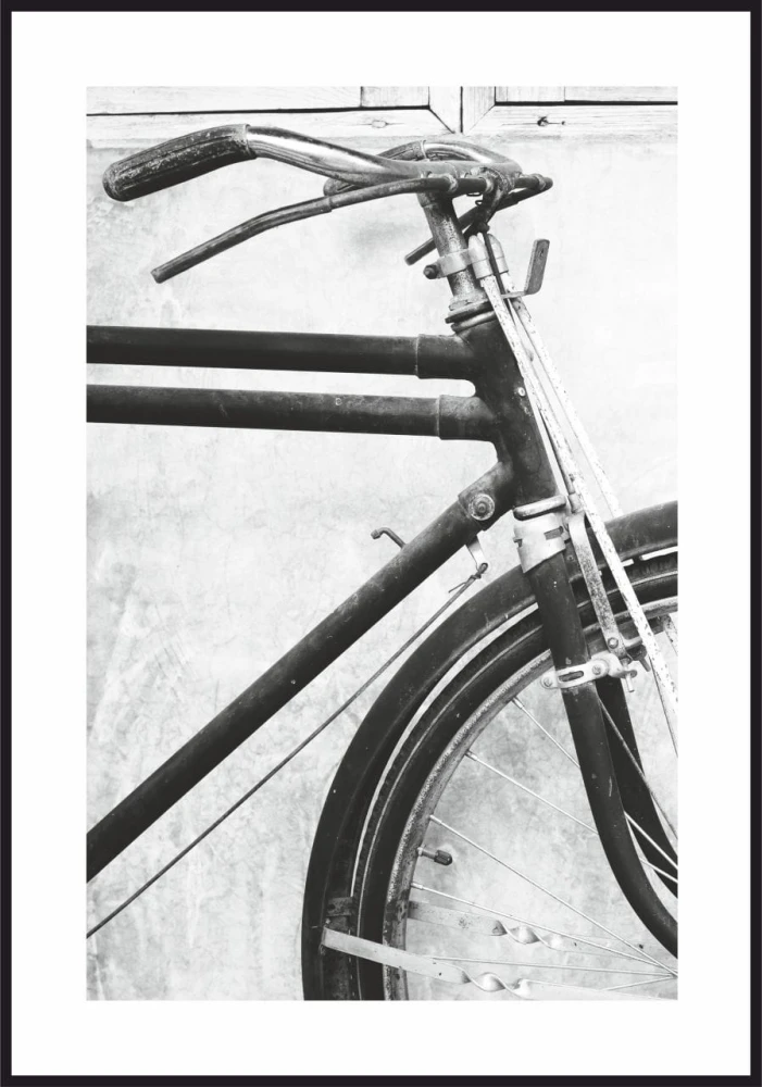 Czarno-biale-zdjecie-zabytkowego-roweru,-plakat-z-bialym-marginesem-dookola.jpg