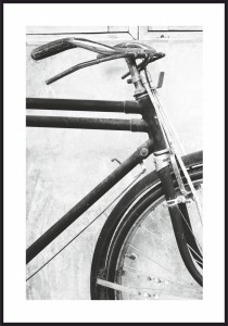 Czarno-biale-zdjecie-zabytkowego-roweru,-plakat-z-bialym-marginesem-dookola.jpg