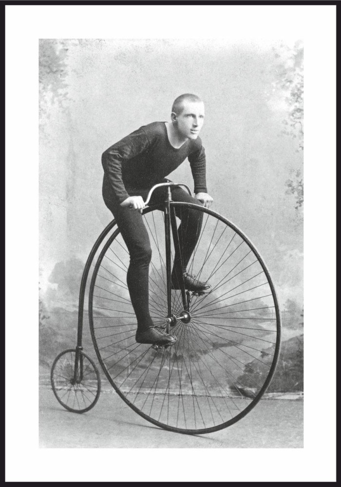 Zdjecie-czlowieka-siedzacego-na-bicyklu---plakat-z-bialym-marginesem-dookola.jpg