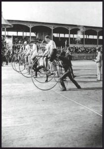 Plakat-z-wyscigiem-bicykli.jpg