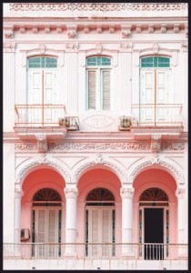 Urokliwy-plakat-przedstawiajacy-pastelowy-budynek-w-Hawanie..jpg