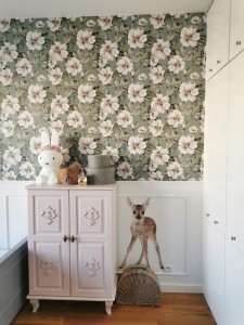 tapeta-roze-na-zielonym-jasnym-tle-4rooms.jpg