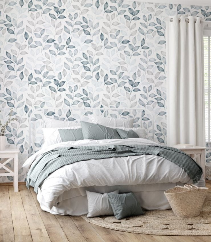 Wizualizacja-pokoju-z-tapeta-w-liscie-herbaciane-w-odcieniach-szarosci-i-niebieskiego-na-bialym-tle.jpg