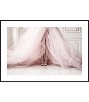 Delikatny,-kobiecy-obraz-z-przewaga-rozu.-Tiulowa-suknia-na-tle-bialego-pokoju,-ilustracja-z-bialym-marginesem-dookola..jpg