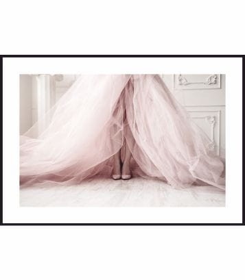 Delikatny,-kobiecy-obraz-z-przewaga-rozu.-Tiulowa-suknia-na-tle-bialego-pokoju,-ilustracja-z-bialym-marginesem-dookola..jpg