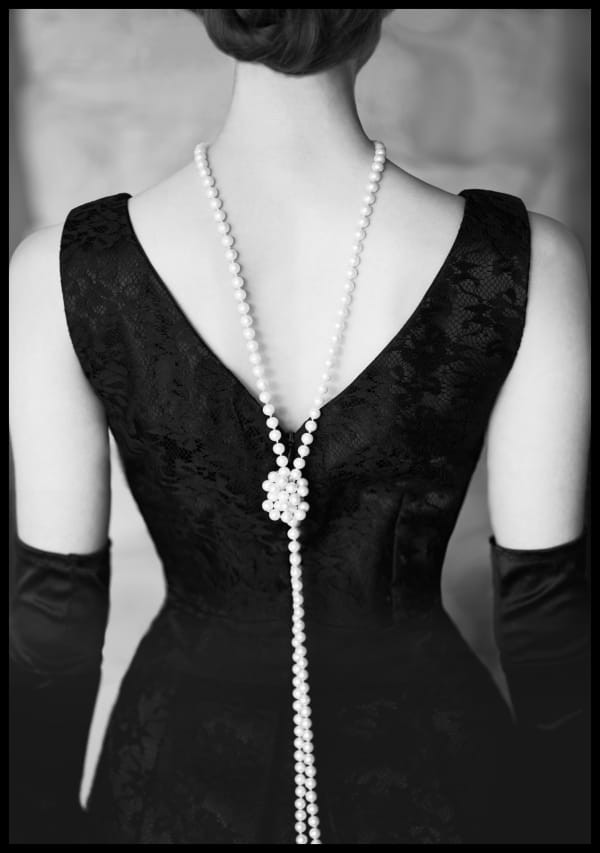 Stylowa-fotografia-kobiety-w-czarnej-eleganckiej-sukni-z-dlugimi-perlami.-Portret-na-sciane-w-stylu-Audrey-Hepburn.jpg