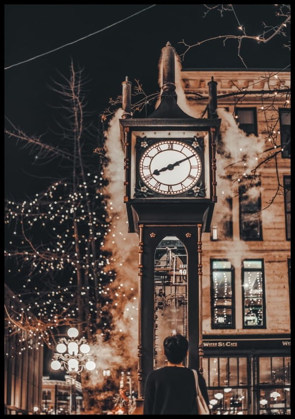Zdjecie-kanadyjskiego-miasta-Gastown-z-zabytkowym-zegarem-parowym.-Fotografia-miasta-w-swiatecznym-klimacie-wprowadza-bozonarodzeniowy-nastroj.jpg