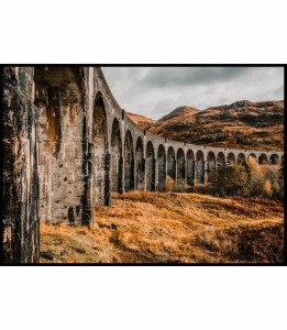 Plakat-z-fotografia-starego-wiaduktu-kolejowego-w-Szkocji-wykonana-w-jesiennym-klimacie.jpg