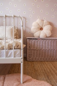 tapeta-stokrotki-little-daisy-dekorillo-roz-scaled.jpg