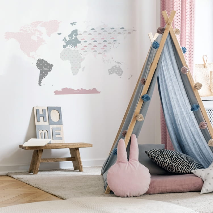 Mapa świata z chmurkami.jpg