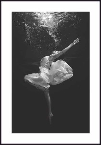 Czarno-bialy-plakat-ukazujacy-tancerke-w-otoczeniu-babelkow-wodnych.-Grafika-drukowana-bedzie-z-bialym-marginesem..jpg