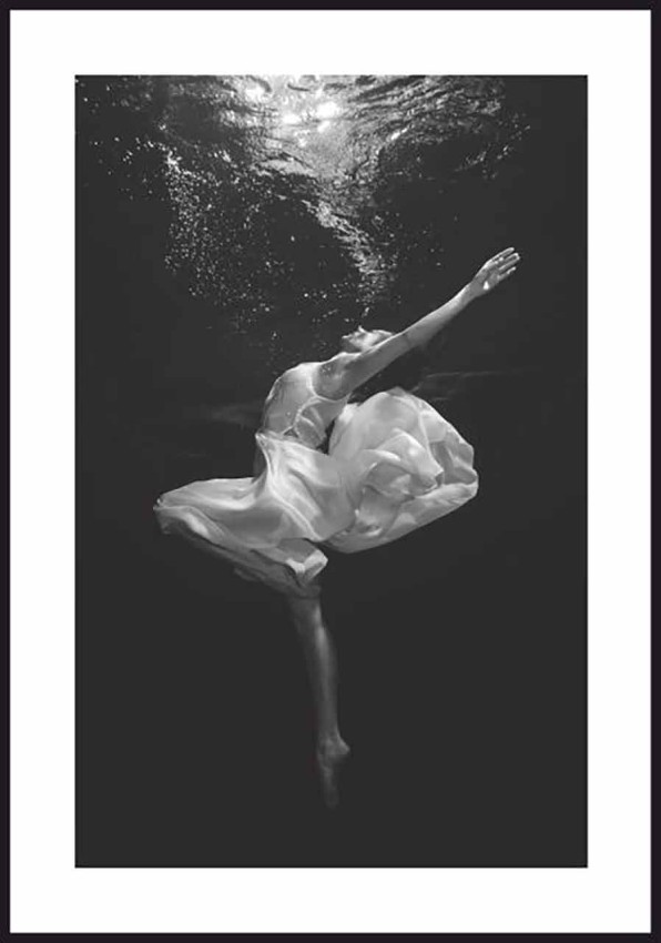 Czarno-bialy-plakat-ukazujacy-tancerke-w-otoczeniu-babelkow-wodnych.-Grafika-drukowana-bedzie-z-bialym-marginesem..jpg