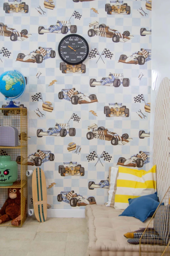 Tapeta wyścigówki w kratkę – niebieska do pokoju chłopca 1.jpg