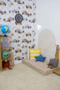 Tapeta wyścigówki w kratkę – niebieska do pokoju chłopca.jpg