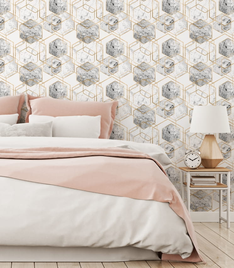 Bialo-szara-tapeta-z-ciekawym-powtarzajacym-sie-deseniem-szesciokatow-przypominajacych-marmur-oraz-miedzianych-ramek.jpg