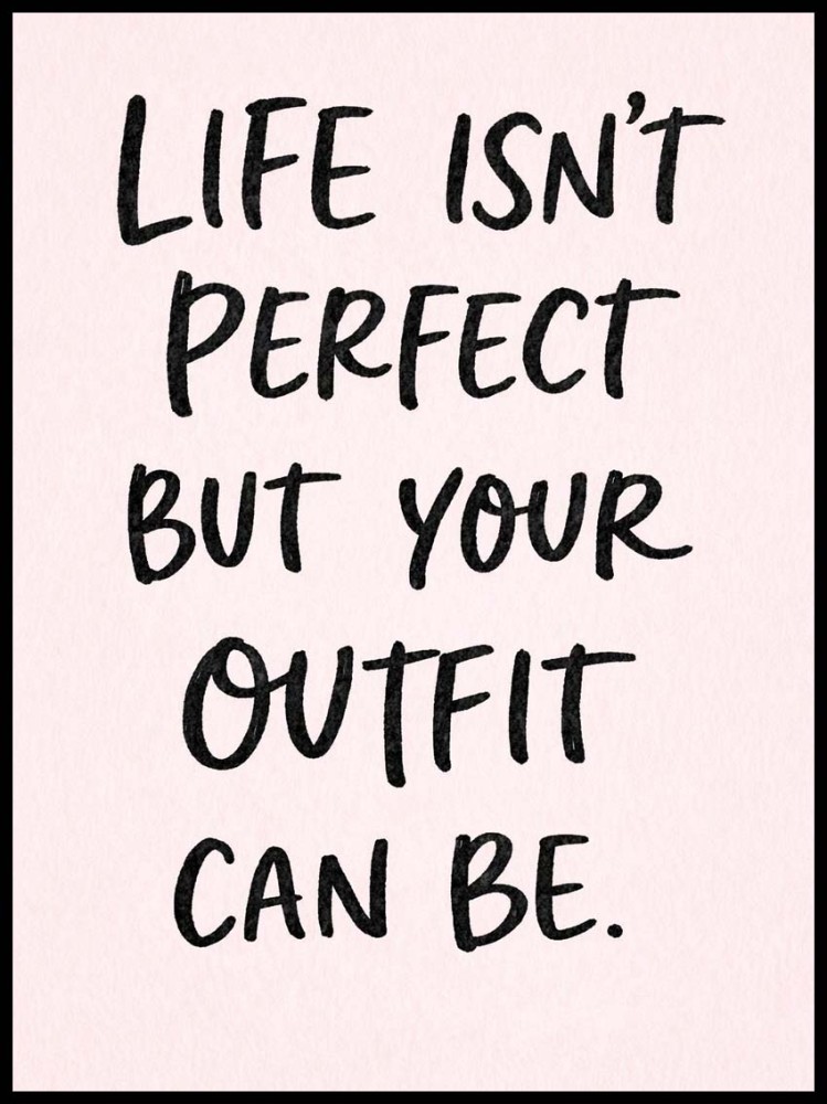 Plakat z napisem „Life isn’t perfect but your outfit can be” w czarnej typografii na jasnym tle, nowoczesny plakat motywacyjny do sypialni, garderoby lub salonu 4rooms