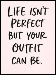 Plakat z napisem „Life isn’t perfect but your outfit can be” w czarnej typografii na jasnym tle, nowoczesny plakat motywacyjny do sypialni, garderoby lub salonu 4rooms