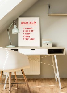 Plakat „House Rules” z czerwonym napisem na jasnym tle, dekoracja ścienna z zasadami domu do salonu, kuchni lub jadalni 4rooms