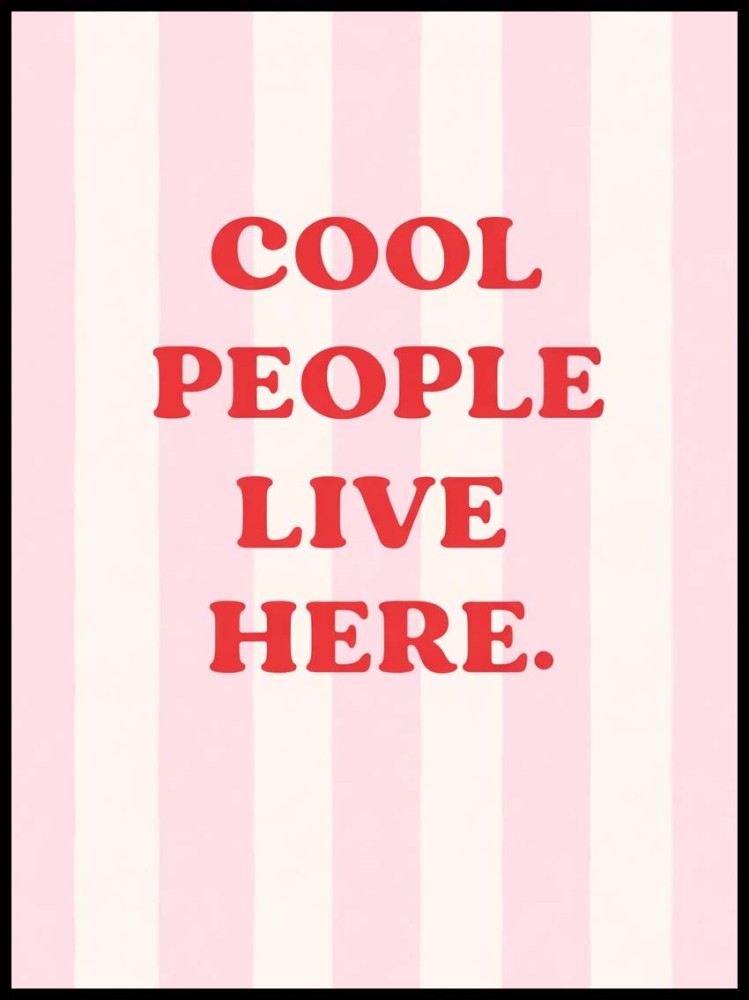 Plakat z napisem „Cool People Live Here” w czerwonym kolorze na różowym tle w paski, nowoczesna dekoracja ścienna do salonu lub sypialni 4rooms