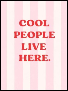 Plakat z napisem „Cool People Live Here” w czerwonym kolorze na różowym tle w paski, nowoczesna dekoracja ścienna do salonu lub sypialni 4rooms