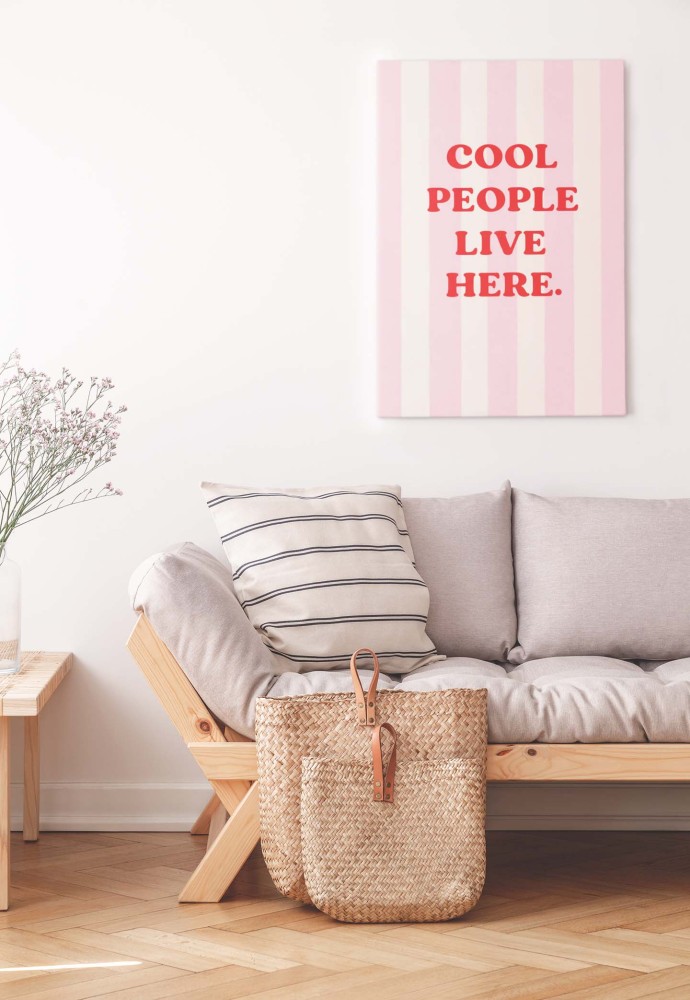 Plakat z napisem „Cool People Live Here” w czerwonym kolorze na różowym tle w paski, nowoczesna dekoracja ścienna do salonu lub sypialni 4rooms