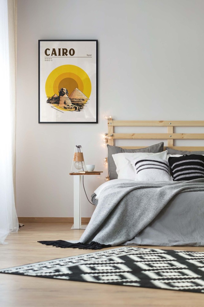 Plakat Cairo z Sfinksem i piramidami w Gizie, retro styl, złoto-piaskowe tło, minimalistyczna grafika Egipt.