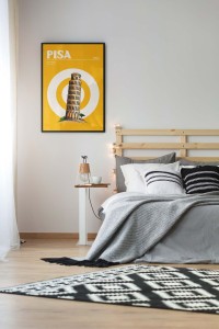 Plakat Pisa z Krzywą Wieżą w Pizie, retro styl, żółte tło, minimalistyczna grafika podróżnicza Włochy.
