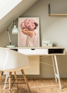 Plakat Dziewczyna z Piwoniami – Romantyczna Grafika Kwiatowa | 4rooms