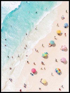 Plakat z turkusowym morzem, piaszczystą plażą i kolorowymi parasolami widzianymi z lotu ptaka – nowoczesna dekoracja ścienna w wakacyjnym klimacie.