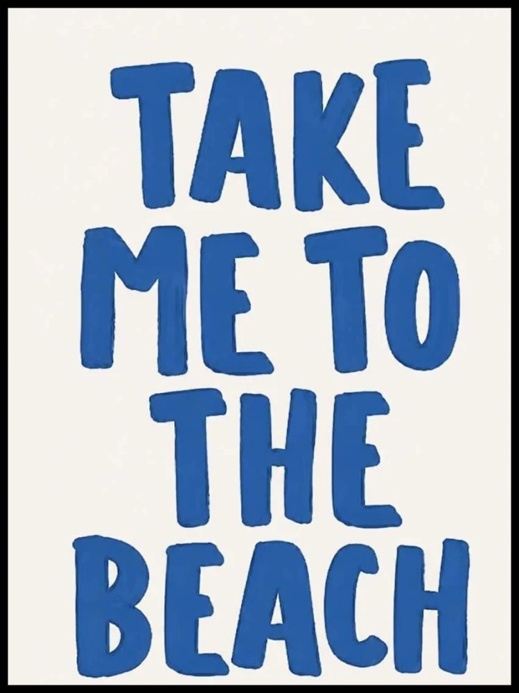 Plakat Take Me To The Beach – niebieski typograficzny plakat nad morze w stylu coastal do salonu, apartamentu i restauracji.