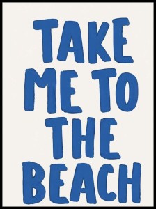 Plakat Take Me To The Beach – niebieski typograficzny plakat nad morze w stylu coastal do salonu, apartamentu i restauracji.