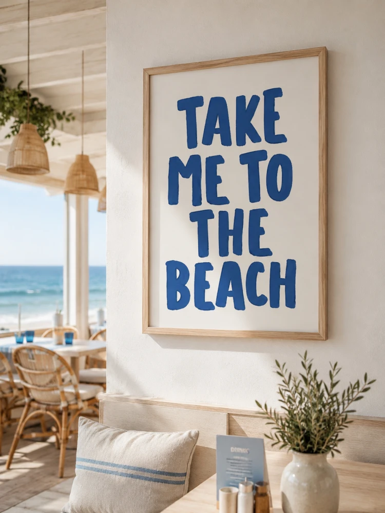 Plakat Take Me To The Beach – niebieski typograficzny plakat nad morze w stylu coastal do salonu, apartamentu i restauracji.
