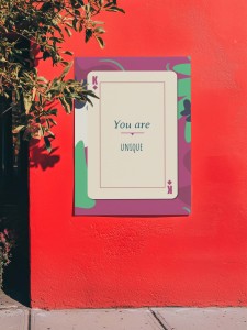 Kolorowy plakat You Are Unique 4rooms z motywem karty do gry w odcieniach różu, zieleni i granatu