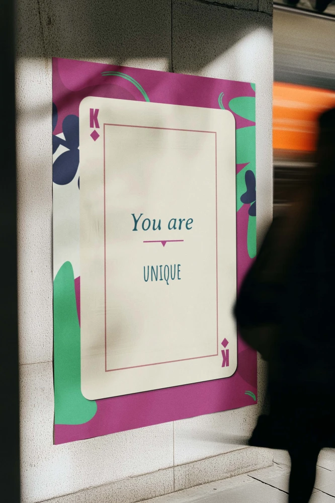 Kolorowy plakat You Are Unique 4rooms z motywem karty do gry w odcieniach różu, zieleni i granatu