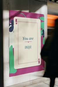 Kolorowy plakat You Are Unique 4rooms z motywem karty do gry w odcieniach różu, zieleni i granatu