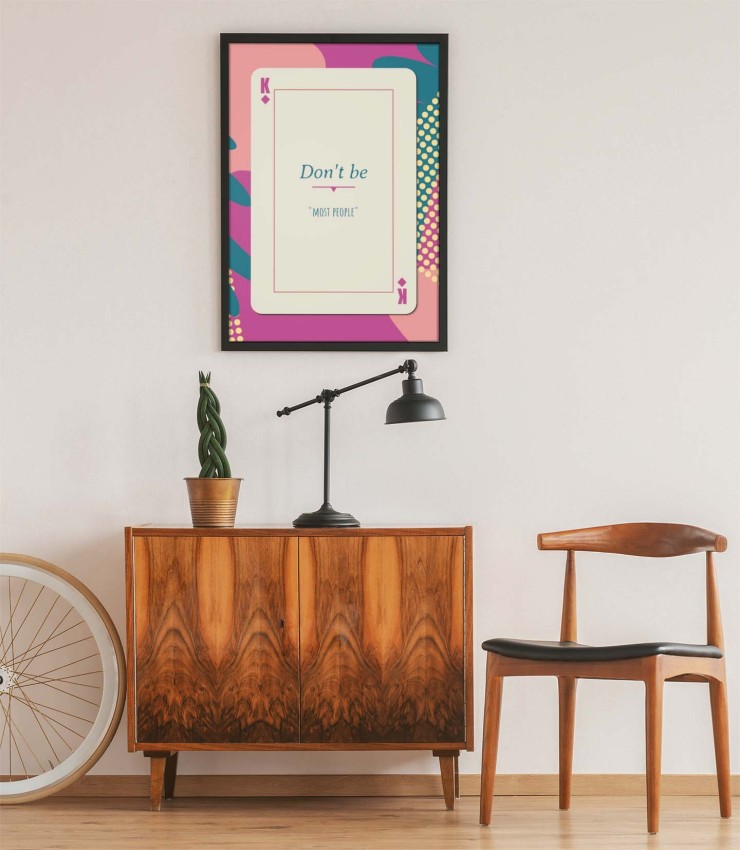 Kolorowy plakat Don't Be Most People 4rooms z motywem karty do gry na różowo-turkusowym tle