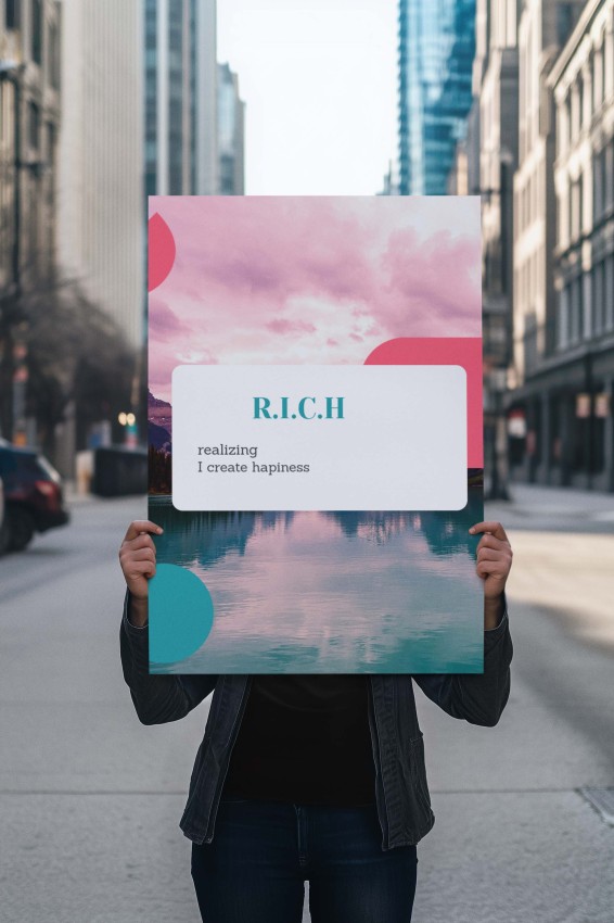 Plakat R.I.C.H „realizing I create happiness” z górskim jeziorem, różowym niebem i turkusowo-różowymi elementami graficznymi