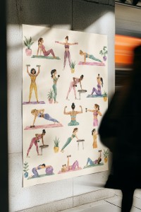 Akwarelowy plakat fitness dla kobiet z ilustracjami różnych ćwiczeń – 4rooms