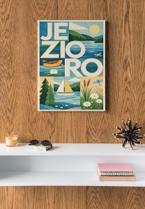 Obraz z jeziorem na płótnie z żaglówką, łódką, lasem i kwiatami. Kolorowa grafika retro inspirowana naturą i wypoczynkiem nad wodą.