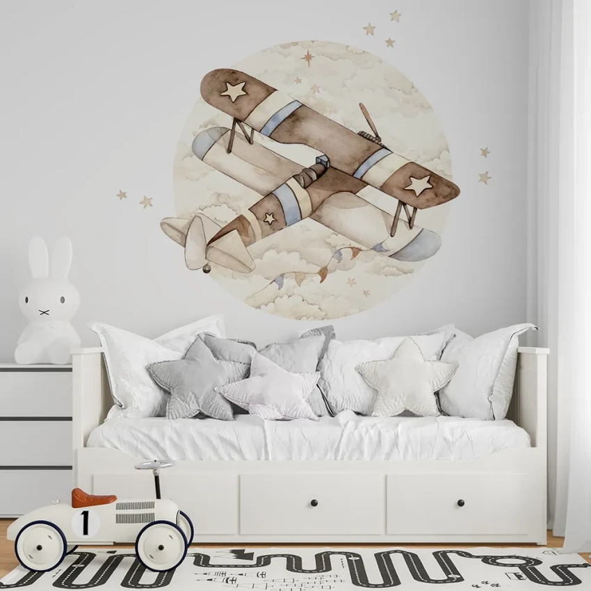 Naklejka-scienna-kolo-z-samolotem-na-tle-chmur-do-pokoju-chlopca.-Kolekcja-Lot-w-chmurach.webp